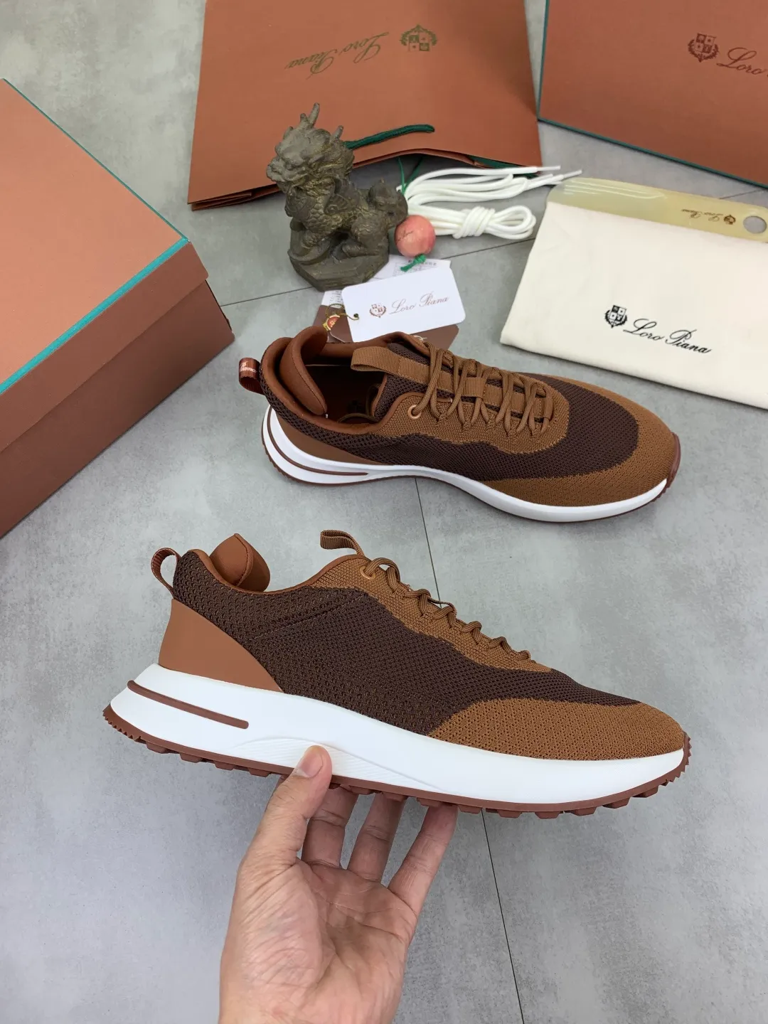 Men's men's shoes 💰P542 New style 💰High quality The latest casual shoes Loro Piana 💯Top grade💯Buy the original copy💯 Founded the existing Loro Piana company on April 24, 1924. The family has been operating for the sixth generation, providing top quality products to customers who are discerning in taste and quality. Imported original fly woven fabrics with cowhide fabric, plain calfskin lining, hand-stitched threads with cowhide feet, original packaging, high-end outsole, size: 38-46, multiple colors available, complete package